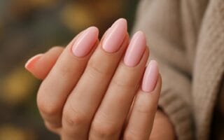 Baby pink nails na przełom lata i jesieni – trendy i inspirac