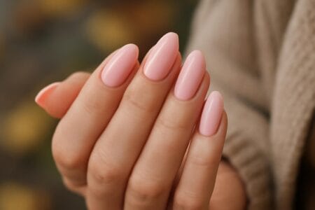 Baby pink nails na przełom lata i jesieni – trendy i inspirac