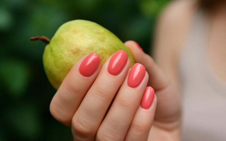 Guava nails – letni trend manicure w odcieniu guava pink