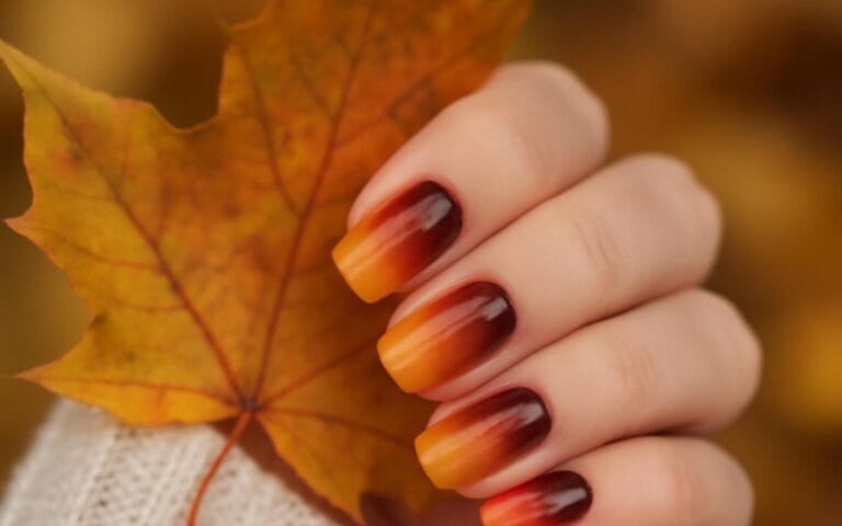 Jesienny gradient ombre na paznokciach inspirowany liśćmi