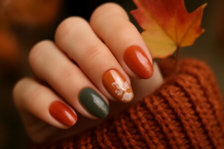 Jesienny manicure 2026 – trendy, kolory i zdobienia