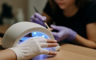 Ochrona dłoni przed UV podczas manicure hybrydowego i żelowego