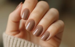 Paznokcie Mocha Mousse w trendach sezonu 2026