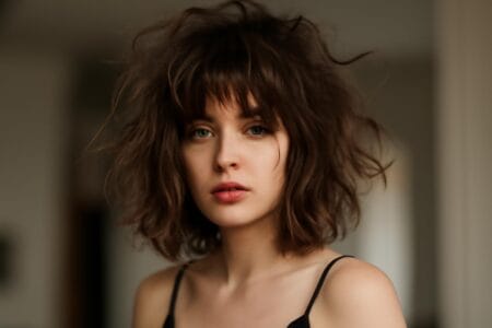 Trend brat hair – jak uzyskać imprezowy, artystyczny nieład