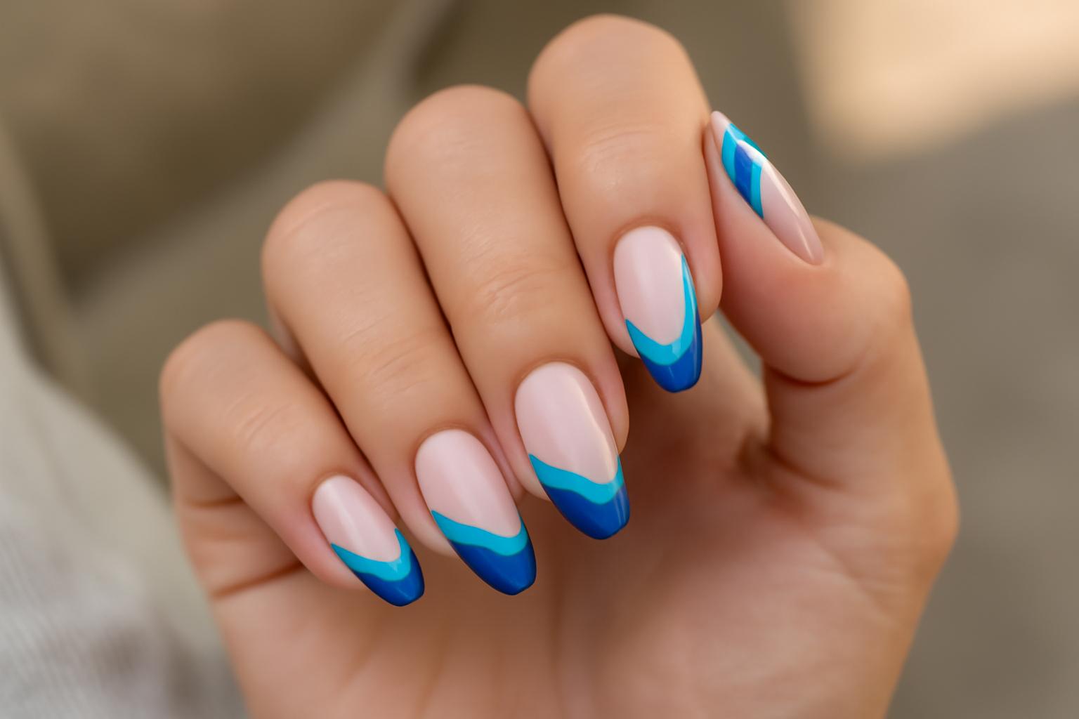 Tropikalne niebieskie paznokcie na wakacje &ndash; inspiracje